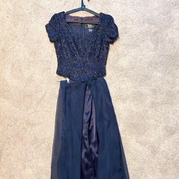 Carman Marc Valvo Dresses & Skirts - Beautiful navy dress, suitable for bridesmaid or party